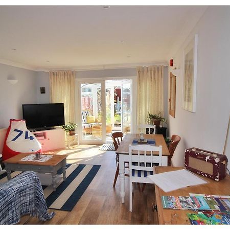 Апартаменты Self Contained Flat With Private Garden & Parking Сэнддаун Экстерьер фото